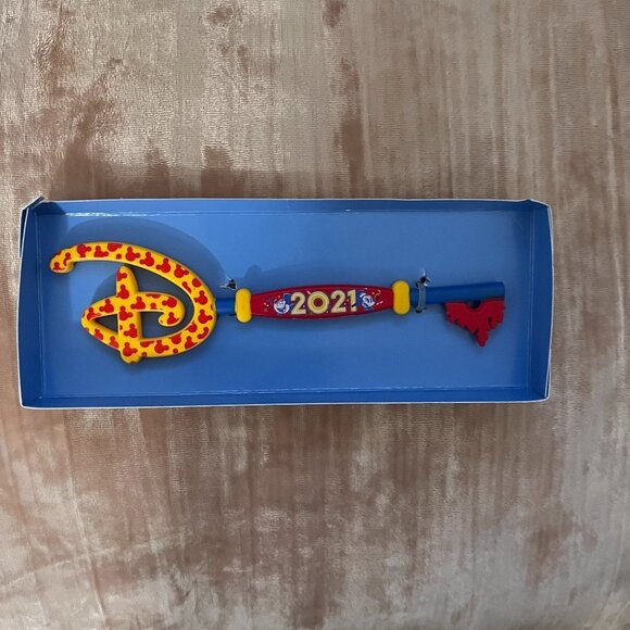 DISNEY Collectable 2021 Key Mickey & Minnie - NWT - Picture 1 of 4